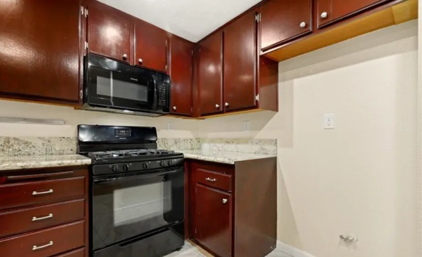 (플러튼 타운홈)  방2+ 화2.5
						아메릿지 하이츠입구 인기 단지. 2층구조. 우수 학군. 타겟, 한인상가, 식당바로근처. 
						타운하우스  Fullerton CA's preview 3