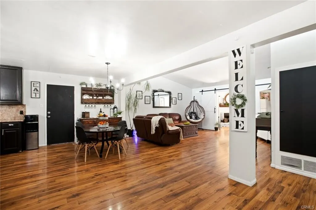 $799,900 위티어!! 1,766 SqFt 3베드 단층 단독주택!! 
						매우 밝고, 높은천장, 화강암 카운터탑 부엌, recessed lighting, 리모델링 화장실, 벽난로, 수영장, 관리 편리한 넓은 뒷마당 넓은 8,021 SqFt 땅.

						주택  Whittier CA's preview 1