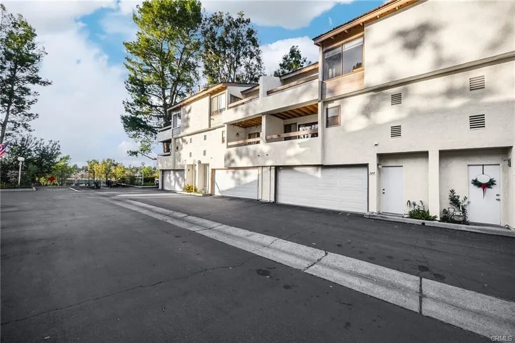 $750,000 브레아 최고지역!! 1,780 SqFt 넓은 3베드 타운홈!! 
						매우 밝고, 높은천장, 화강암 카운터탑 부엌, 마루바닥, 2중창문, 벽난로, 넓은 화장실, 바비큐할수있는 넓은 발코니.

						타운하우스  Brea CA's preview 0