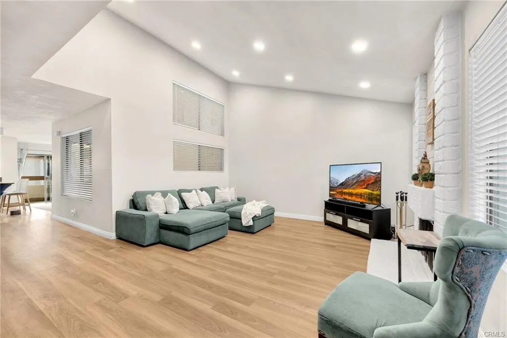 $750,000 브레아 최고지역!! 1,780 SqFt 넓은 3베드 타운홈!! 
						매우 밝고, 높은천장, 화강암 카운터탑 부엌, 마루바닥, 2중창문, 벽난로, 넓은 화장실, 바비큐할수있는 넓은 발코니.

						타운하우스  Brea CA's preview 1