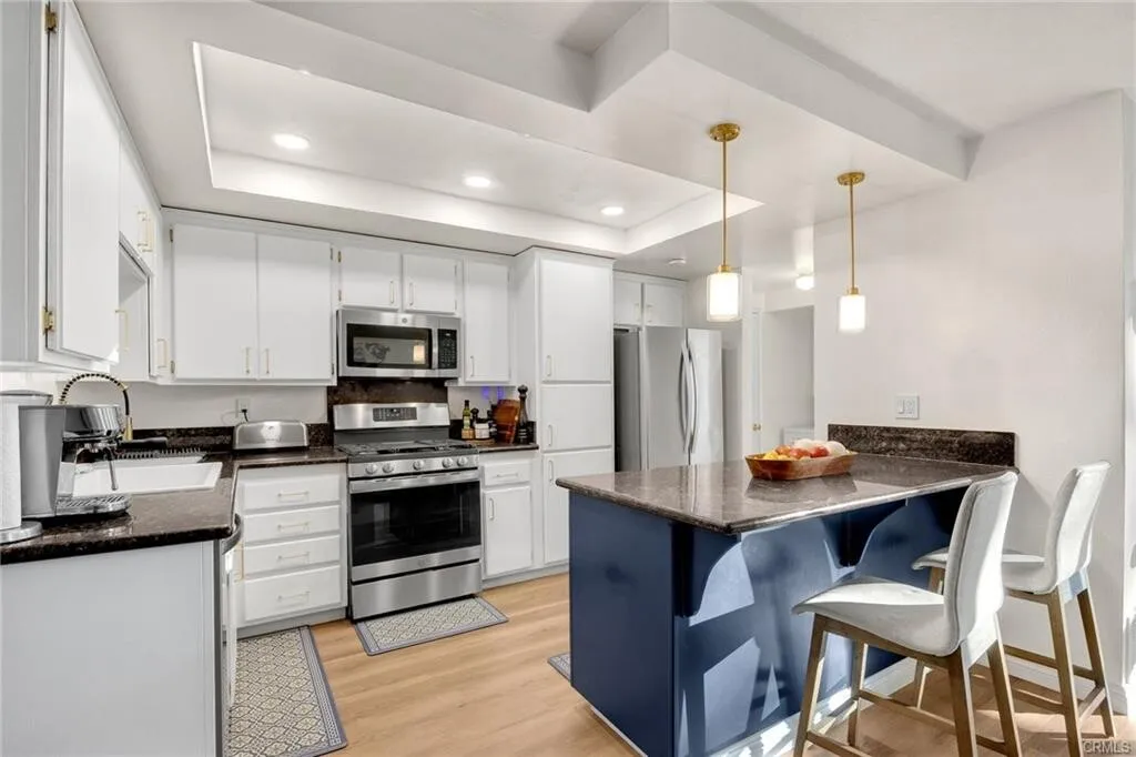 $750,000 브레아 최고지역!! 1,780 SqFt 넓은 3베드 타운홈!! 
						매우 밝고, 높은천장, 화강암 카운터탑 부엌, 마루바닥, 2중창문, 벽난로, 넓은 화장실, 바비큐할수있는 넓은 발코니.

						타운하우스  Brea CA's preview 2