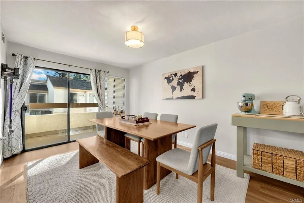 $750,000 브레아 최고지역!! 1,780 SqFt 넓은 3베드 타운홈!! 
						매우 밝고, 높은천장, 화강암 카운터탑 부엌, 마루바닥, 2중창문, 벽난로, 넓은 화장실, 바비큐할수있는 넓은 발코니.

						타운하우스  Brea CA's preview 3