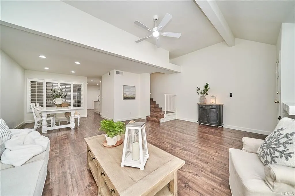 $729,900 사이프레스 최고지역!! 리모델링 1,411 SqFt 2베드 타운홈!! 
						매우 밝고, 높은천장, 새 Quartz 카운터탑 부엌, 마루바닥, 새 페인트, 리모델링 화장실, 2중 창문, recessed lighting, 벽난로,  바비큐할수있는 페리오.
						타운하우스  Cypress CA's preview 1