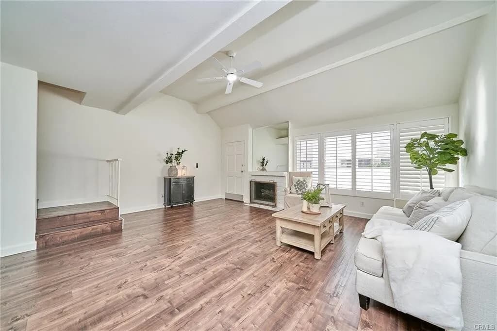 $729,900 사이프레스 최고지역!! 리모델링 1,411 SqFt 2베드 타운홈!! 
						매우 밝고, 높은천장, 새 Quartz 카운터탑 부엌, 마루바닥, 새 페인트, 리모델링 화장실, 2중 창문, recessed lighting, 벽난로,  바비큐할수있는 페리오.
						타운하우스  Cypress CA's preview 2