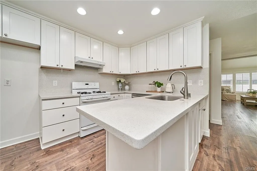 $729,900 사이프레스 최고지역!! 리모델링 1,411 SqFt 2베드 타운홈!! 
						매우 밝고, 높은천장, 새 Quartz 카운터탑 부엌, 마루바닥, 새 페인트, 리모델링 화장실, 2중 창문, recessed lighting, 벽난로,  바비큐할수있는 페리오.
						타운하우스  Cypress CA's preview 3