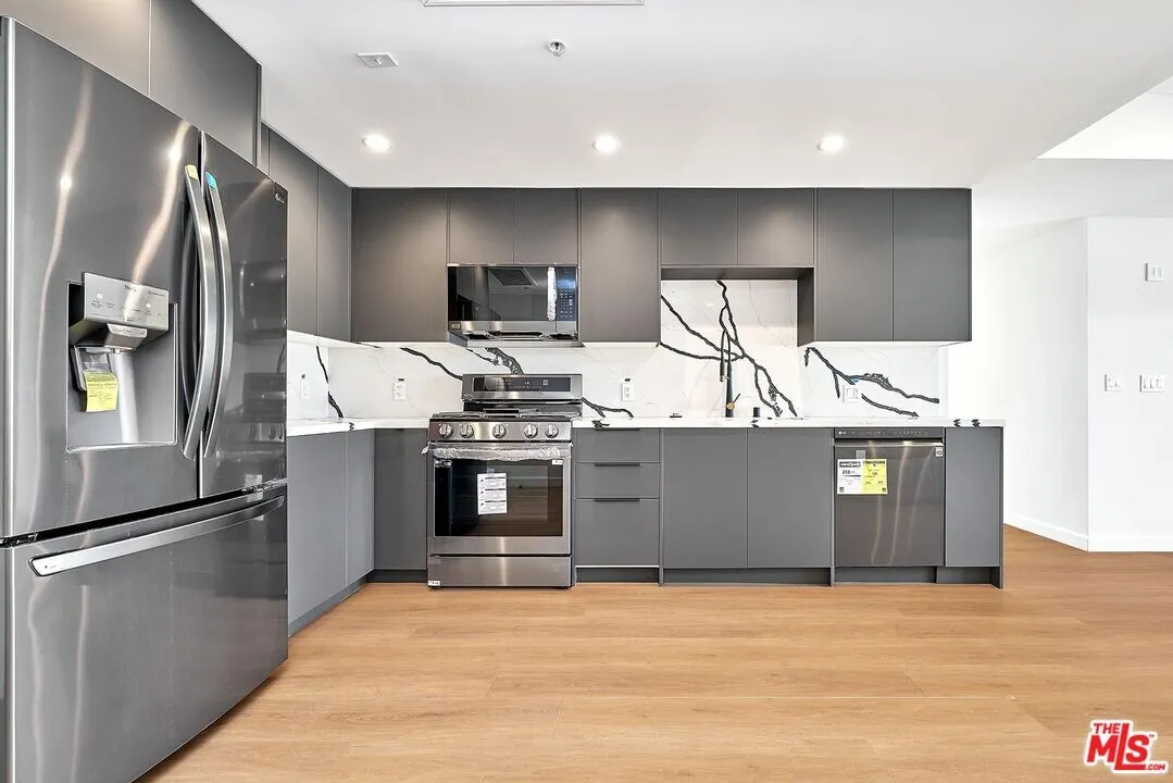 강력추천 1067 한인타운 3베드 콘도 
						1,358 sf / 3베드 2베쓰 / 2024년생 새 콘도
						콘도  Los Angeles CA's preview 1