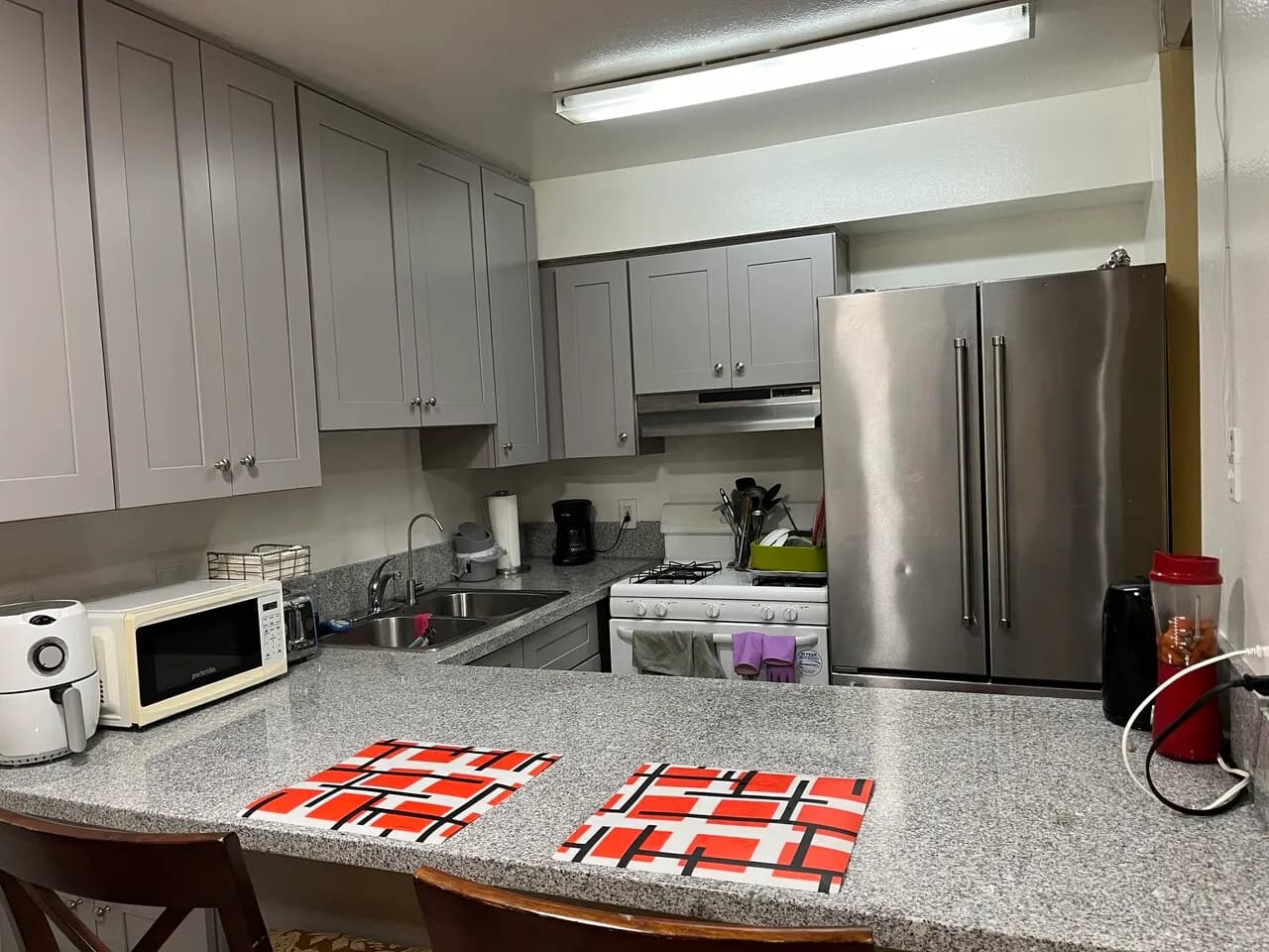 아파트 방2 중 마스터룸 쓰실 여성분
					룸메이트
					한타's preview 0