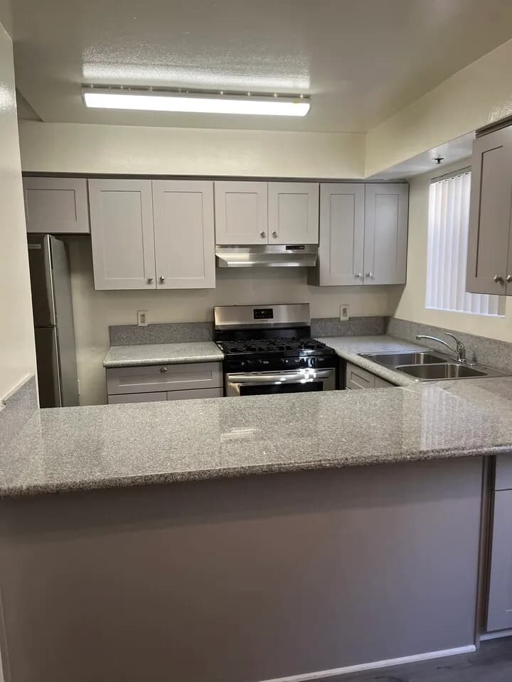 윌셔부근 모든 상권이 있고 전철도 거까운 거리
					룸메이트
					한타's preview 0