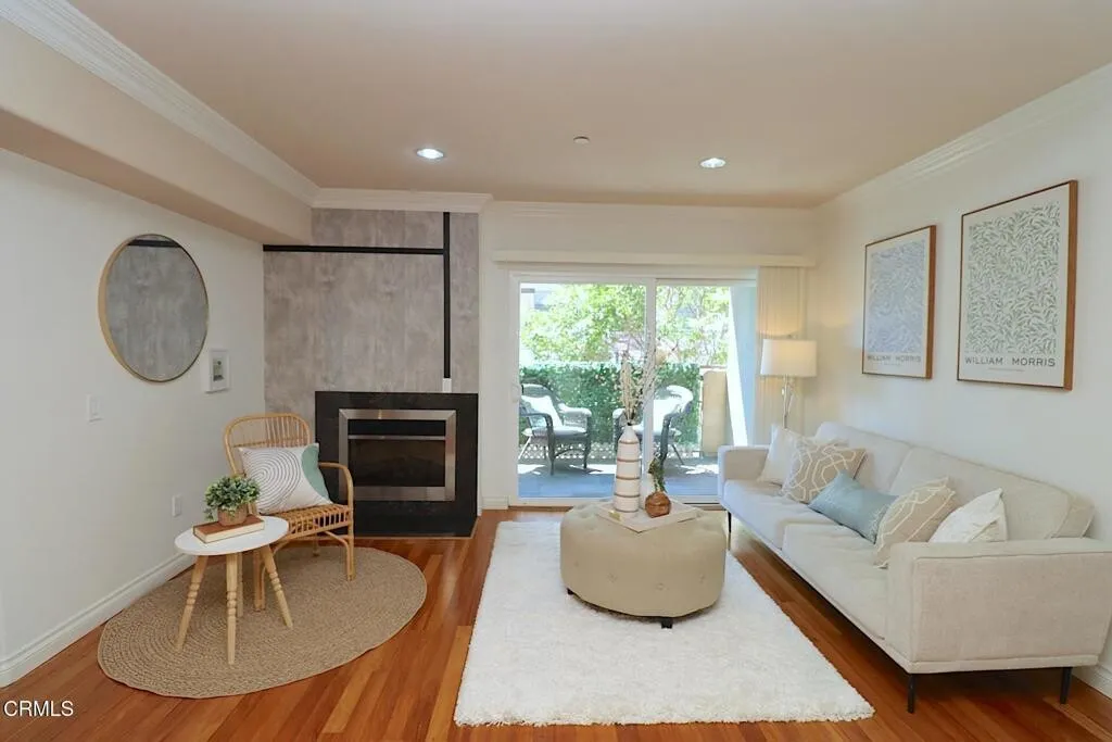 한인타운 콘도
						2006년생, 방3 화장실2, 오픈구조, 마루바닥, 웍인 클라셋, 발코니, 편리한 위치
						콘도  Los Angeles CA's preview 2