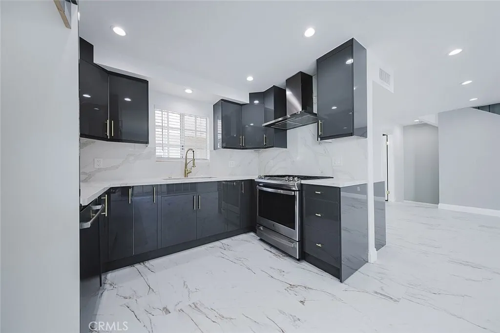 터헝가 콘도
						방2 화장실3, 타운홈 스타일, 오픈구조, attached 2-car garage
						콘도  Tujunga CA's preview 0