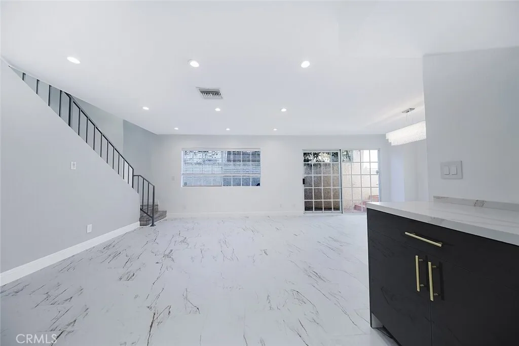 터헝가 콘도
						방2 화장실3, 타운홈 스타일, 오픈구조, attached 2-car garage
						콘도  Tujunga CA's preview 1