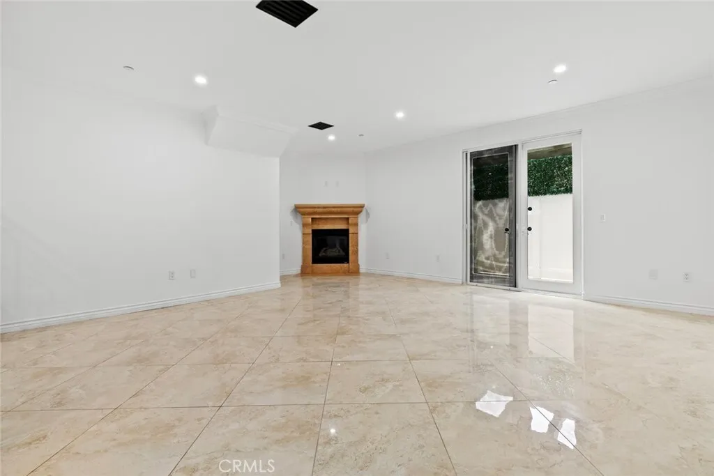 글렌데일 콘도
						2006년생, 방2 화장실3, 약 1340 sf., 타운홈스타일, Private PATIO, 2 side by side 주차
						콘도  Glendale CA's preview 2