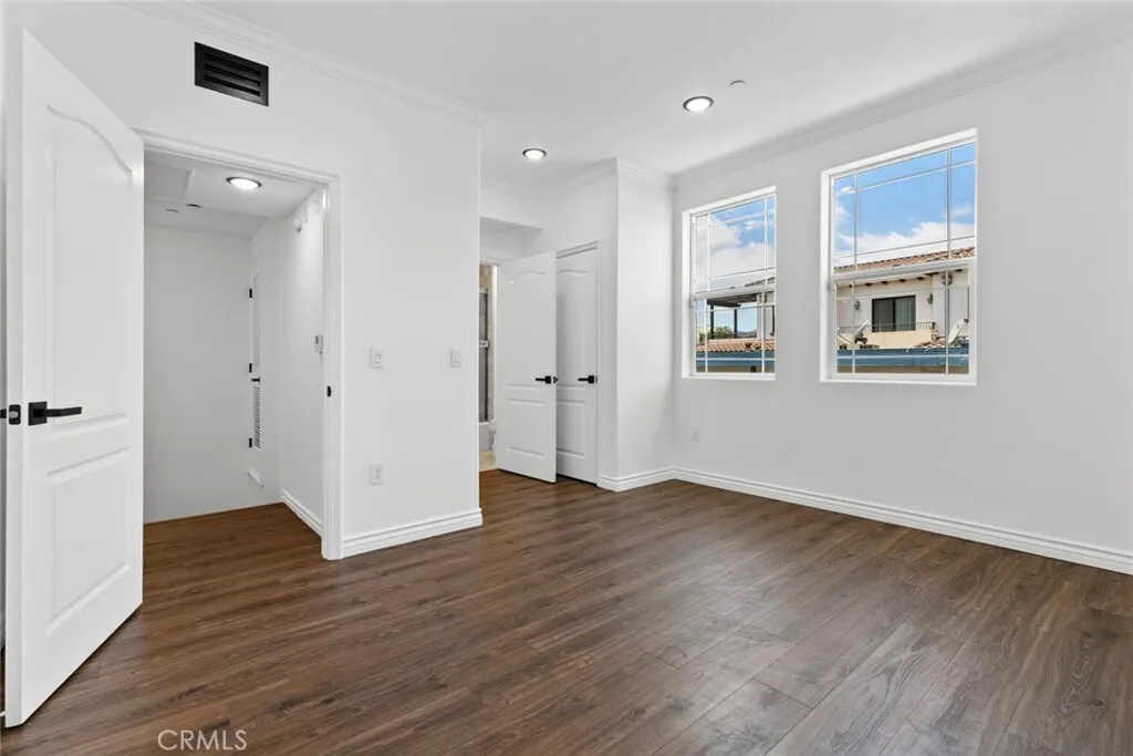 글렌데일 콘도
						2006년생, 방2 화장실3, 약 1340 sf., 타운홈스타일, Private PATIO, 2 side by side 주차
						콘도  Glendale CA's preview 3