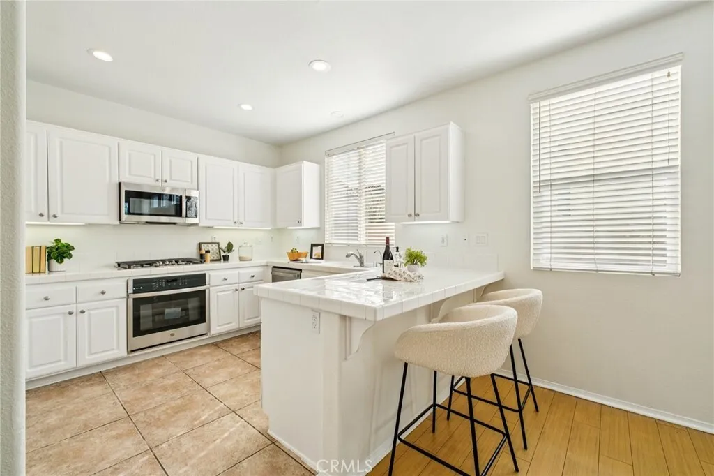 발렌시아 하우스
						2001년생, 방3 화장실3, 약 1900 sf, 오픈구조, 밝고 환함,  NO Mello Roos
						타운하우스  Valencia CA's preview 0