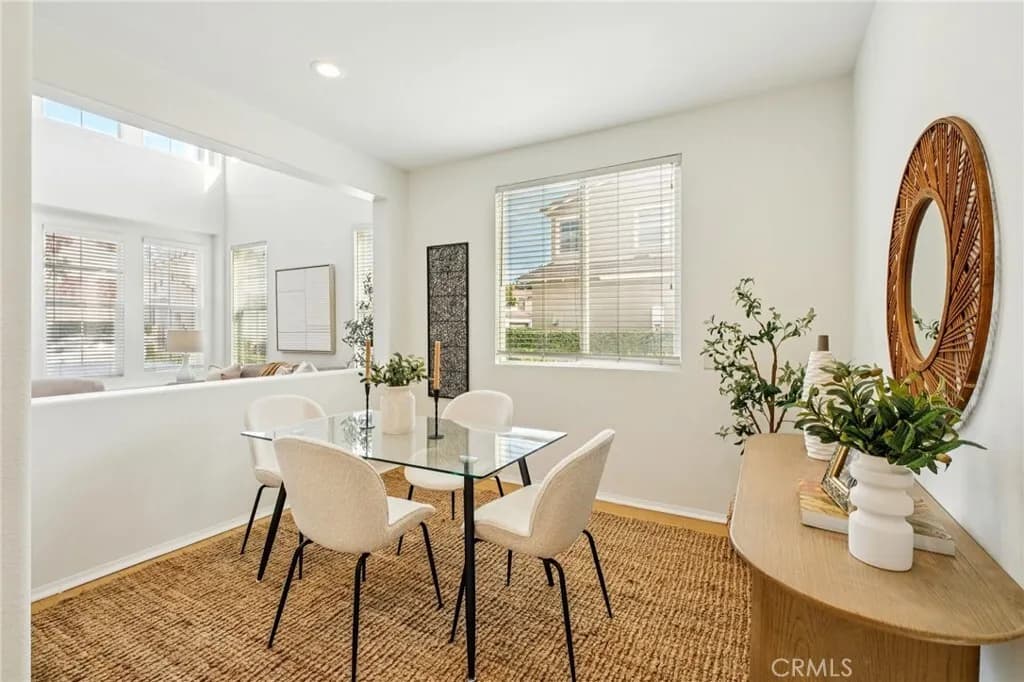 발렌시아 하우스
						2001년생, 방3 화장실3, 약 1900 sf, 오픈구조, 밝고 환함,  NO Mello Roos
						타운하우스  Valencia CA's preview 1