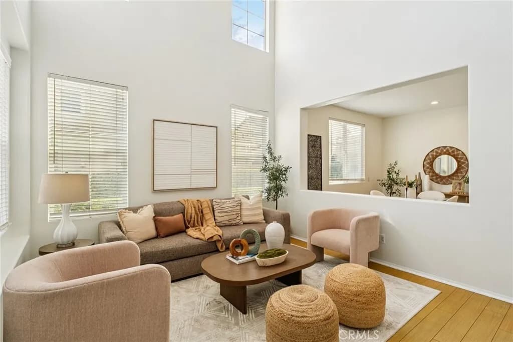 발렌시아 하우스
						2001년생, 방3 화장실3, 약 1900 sf, 오픈구조, 밝고 환함,  NO Mello Roos
						타운하우스  Valencia CA's preview 3