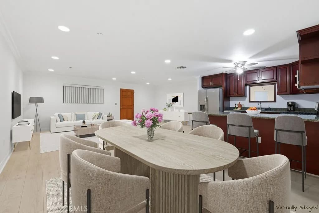 노스 헐리웃 콘도
						2008년생, 방3 화장실2, 약 1300 sf, 오픈구조, 마루바닥, new HVAC, 편라한 위치
						콘도  North Hollywood CA's preview 0