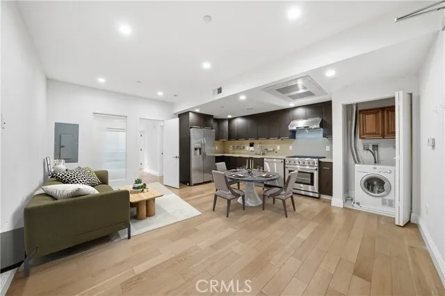 한인타운 콘도
						2018년생, 방1 화장실1, 오픈구조, 부대시설, 게스트 파킹, LAUNDRY IN UNIT, 편리한 위치
						콘도  Los Angeles CA's preview 0