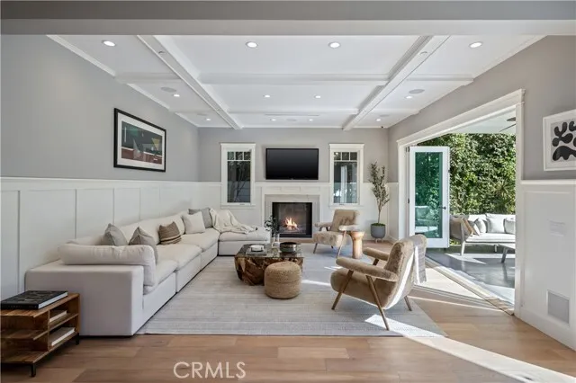 미라클마일 하우스
						2015년생, 방5 화장실6, 건평 Over 4000 sf, 랏 약 6200 sf
						주택  Los Angeles CA's preview 2