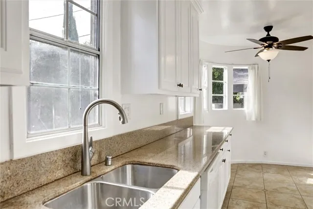 미라클마일 인근 하우스
						방3 화장실2, ADU 방1 화1, 건평 약 Over 1800 sf, 랏 약 6600 sf
						주택  Los Angeles CA's preview 0