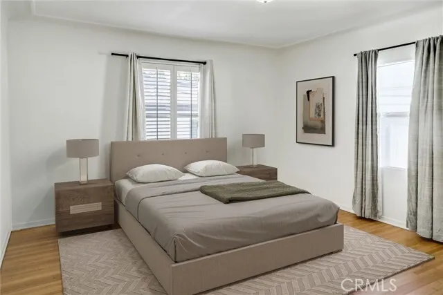 미라클마일 인근 하우스
						방3 화장실2, ADU 방1 화1, 건평 약 Over 1800 sf, 랏 약 6600 sf
						주택  Los Angeles CA's preview 2