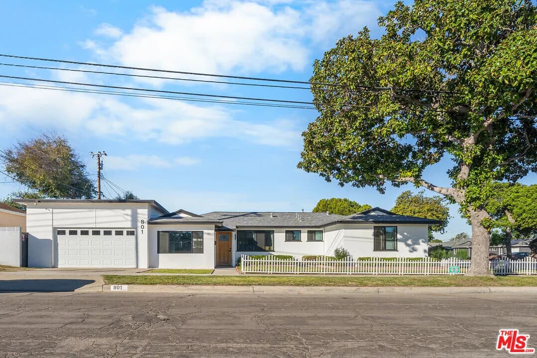 플러튼 핵심 요지! 리모델링 완료된 스마트홈
						현대적 감각으로 업그레이드된 플러튼의 보석 같은 집/4베드룸의 완벽한 기회

						주택  Fullerton CA's preview 0