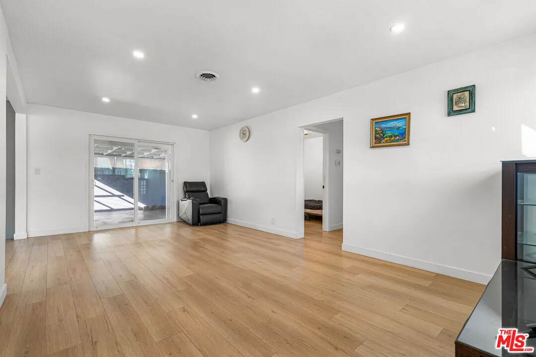 플러튼 핵심 요지! 리모델링 완료된 스마트홈
						현대적 감각으로 업그레이드된 플러튼의 보석 같은 집/4베드룸의 완벽한 기회

						주택  Fullerton CA's preview 3