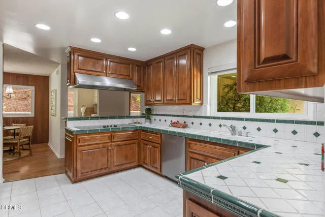 라카냐다 하우스
						방4 화장실2, 건평 약 2500 sf, 랏 Over 15,000 sf
						주택  La Canada Flintridge CA's preview 0