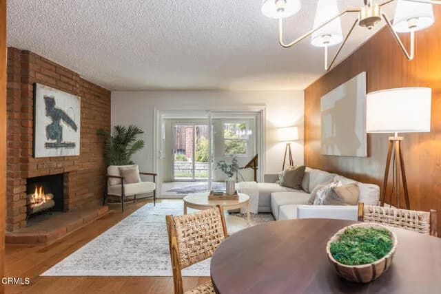 라카냐다 하우스
						방4 화장실2, 건평 약 2500 sf, 랏 Over 15,000 sf
						주택  La Canada Flintridge CA's preview 1