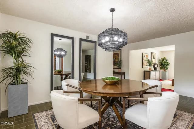 라카냐다 하우스
						방4 화장실2, 건평 약 2500 sf, 랏 Over 15,000 sf
						주택  La Canada Flintridge CA's preview 2