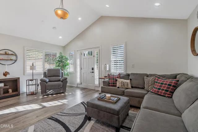 라크라센타 하우스
						방3 화장실2, 건평 약 1100 sf, 랏 액 3000 sf,. Cul-de-sac home
						주택  La Crescenta CA's preview 2