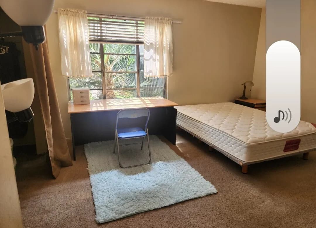 여자 룸메이트 (직장인/학생) 구합니다.
					룸메이트
					Los Angeles's preview 0