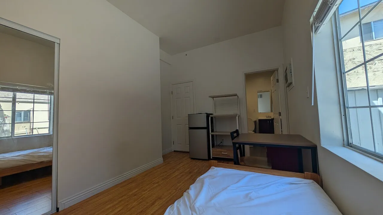 LA 한인타운 7가 & Gramercy - 독립 출입구 & 개인 화장실
					룸메이트
					한인타운's preview 1