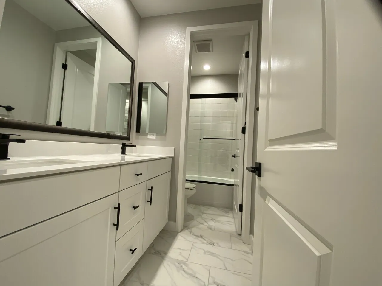 가디나 여성 룸매이트 + 지금 바로 입주 가능+ 차가 없는 분에게 임대하는 것을 선호
					룸메이트
					Gardena's preview 2