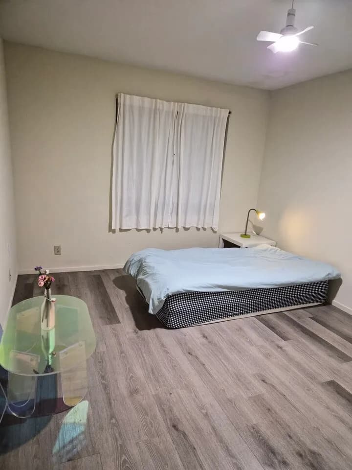 여자 룸메이트 구해요
					룸메이트
					Los Angeles's preview 0