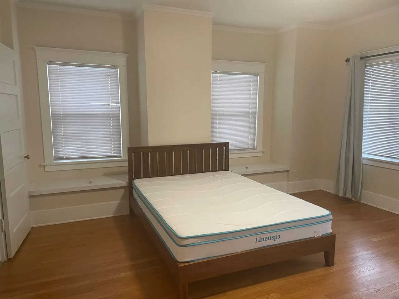 큰 독방/ 개인 전용 화장실/ 1 파킹/ 별도출입문 $990
					룸메이트
					Los Angeles (한타지역)'s preview 1