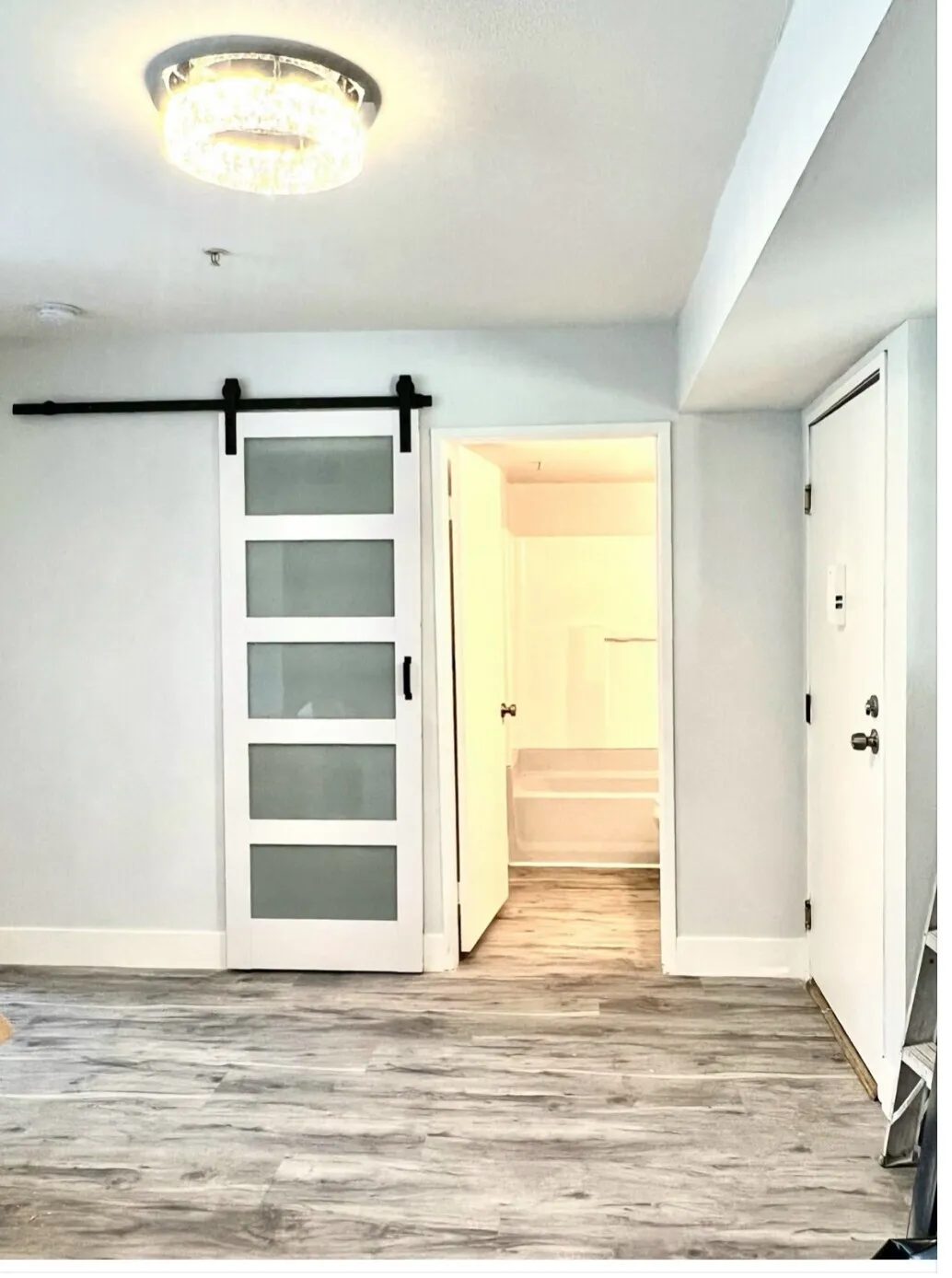 개인방,개인화장실,Bath 여성분, 햇볕이 잘들고 킴스전기 뒤 위치좋아요
					룸메이트
					LA's preview 1