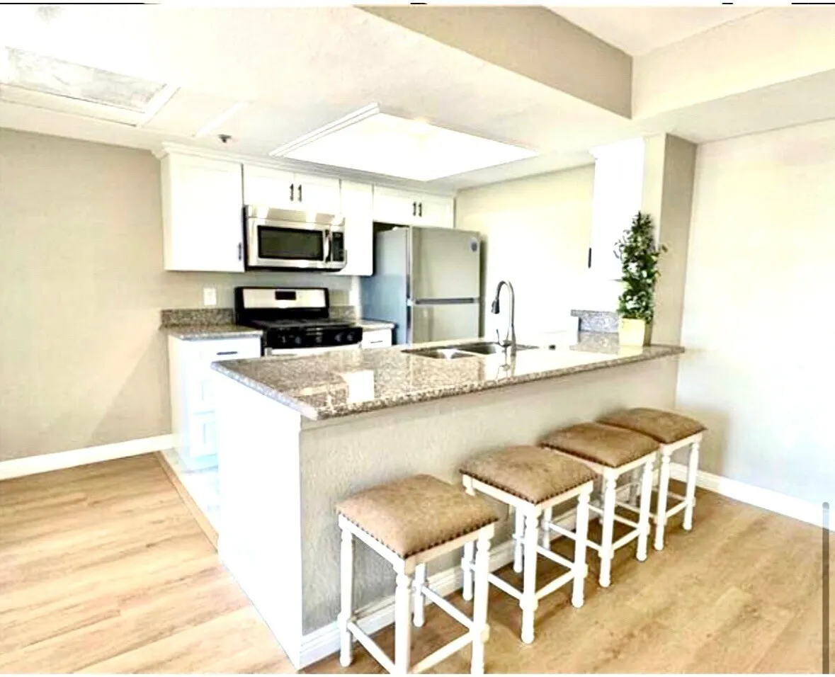 개인방,개인화장실,Bath 여성분, 햇볕이 잘들고 킴스전기 뒤 위치좋아요
					룸메이트
					LA's preview 2