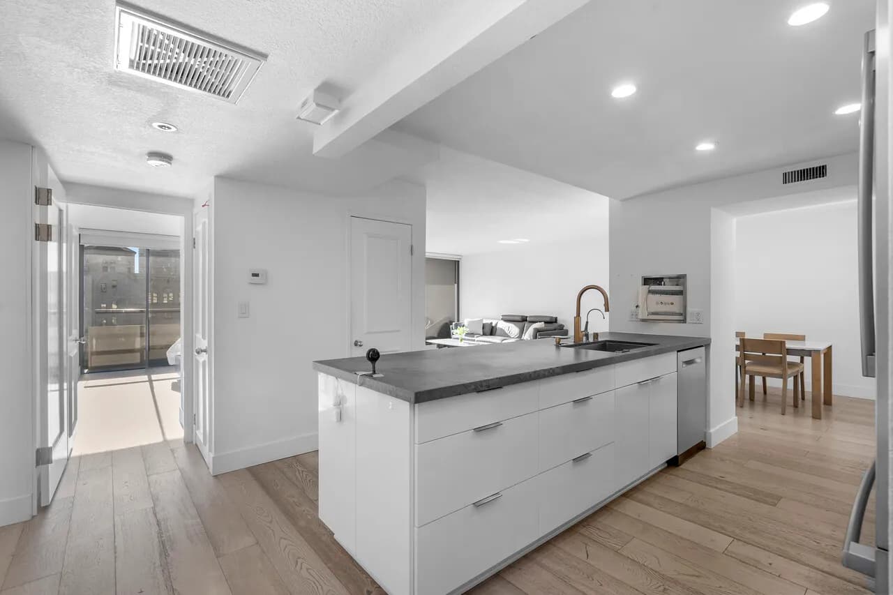 (LA 다운타운 콘도)  방2+ 화2
						많은 업그레이드. side by side 파킹. 리조트같은 어메니티. 좋은 로케이션.
						콘도  Los Angeles CA's preview 0