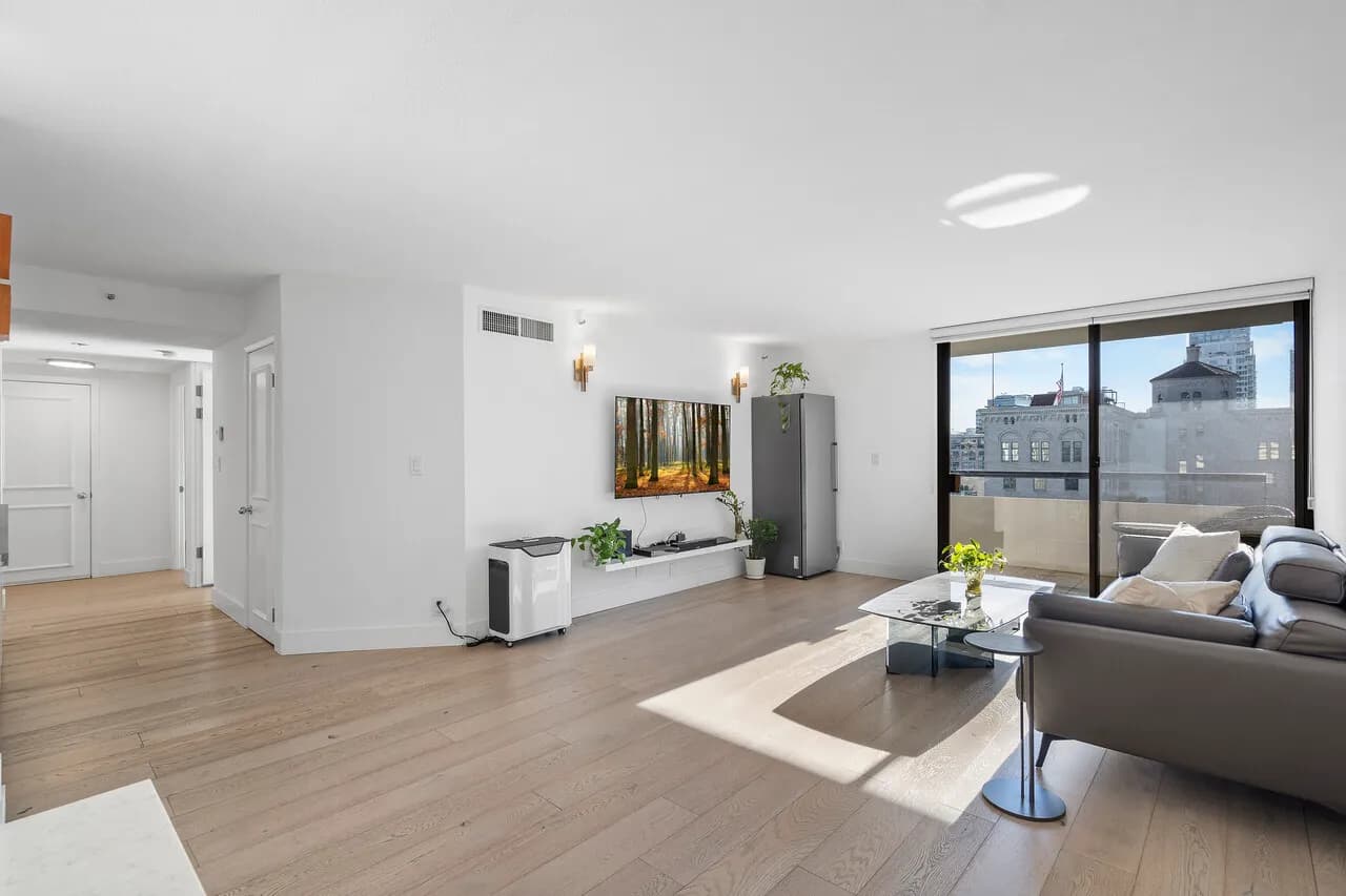 (LA 다운타운 콘도)  방2+ 화2
						많은 업그레이드. side by side 파킹. 리조트같은 어메니티. 좋은 로케이션.
						콘도  Los Angeles CA's preview 1