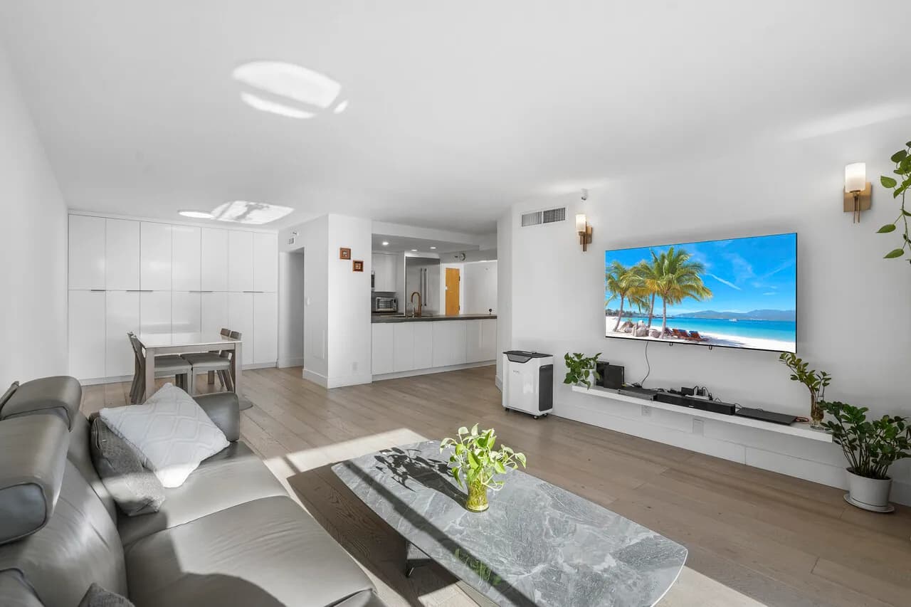 (LA 다운타운 콘도)  방2+ 화2
						많은 업그레이드. side by side 파킹. 리조트같은 어메니티. 좋은 로케이션.
						콘도  Los Angeles CA's preview 2