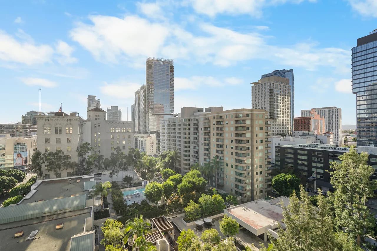 (LA 다운타운 콘도)  방2+ 화2
						많은 업그레이드. side by side 파킹. 리조트같은 어메니티. 좋은 로케이션.
						콘도  Los Angeles CA's preview 3