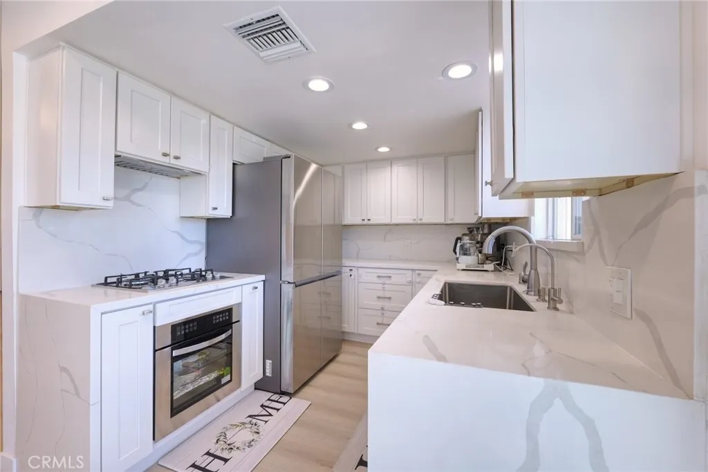 선벨리 콘도
						방3 화장실2, 약 1400 sf,  2 side by side parking, 발코니, new HVAC Unit, 게이트단지
						콘도  Sun Valley CA's preview 0