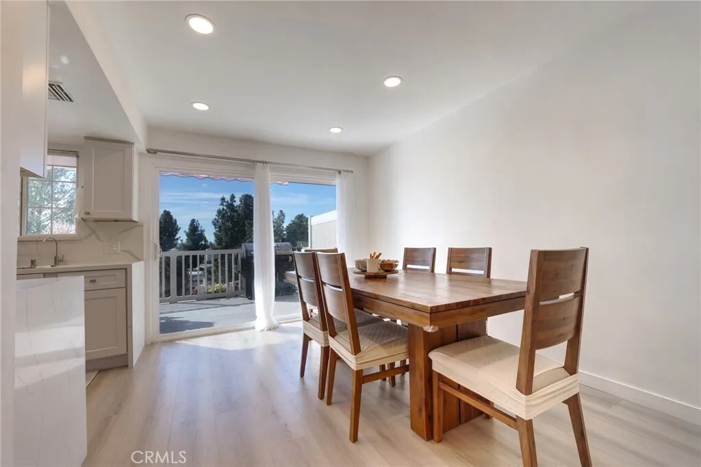 선벨리 콘도
						방3 화장실2, 약 1400 sf,  2 side by side parking, 발코니, new HVAC Unit, 게이트단지
						콘도  Sun Valley CA's preview 1