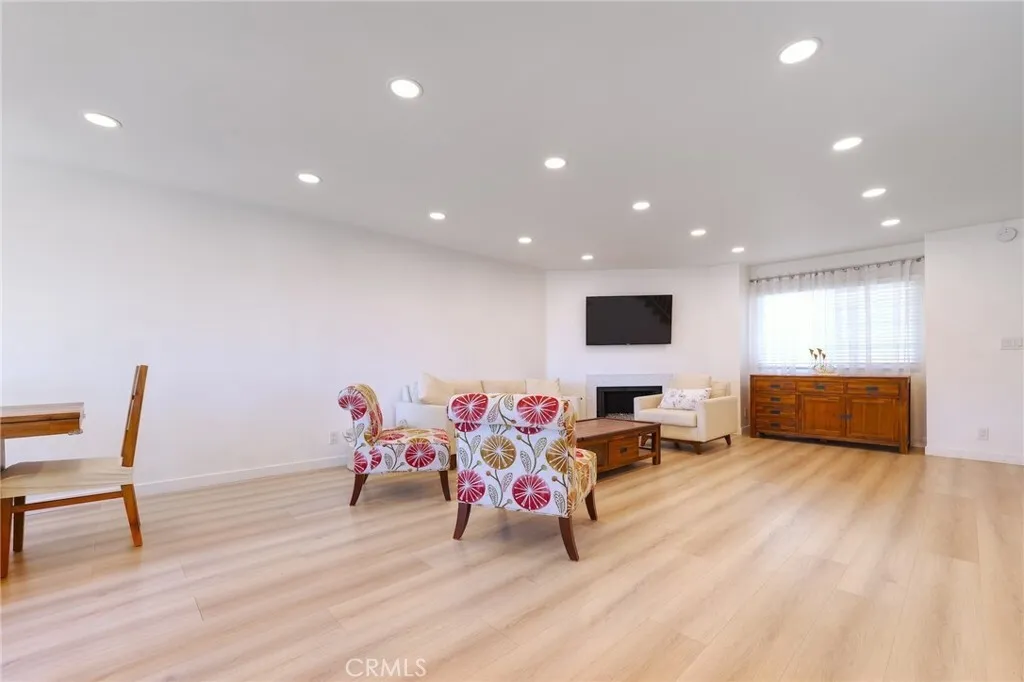 선벨리 콘도
						방3 화장실2, 약 1400 sf,  2 side by side parking, 발코니, new HVAC Unit, 게이트단지
						콘도  Sun Valley CA's preview 2