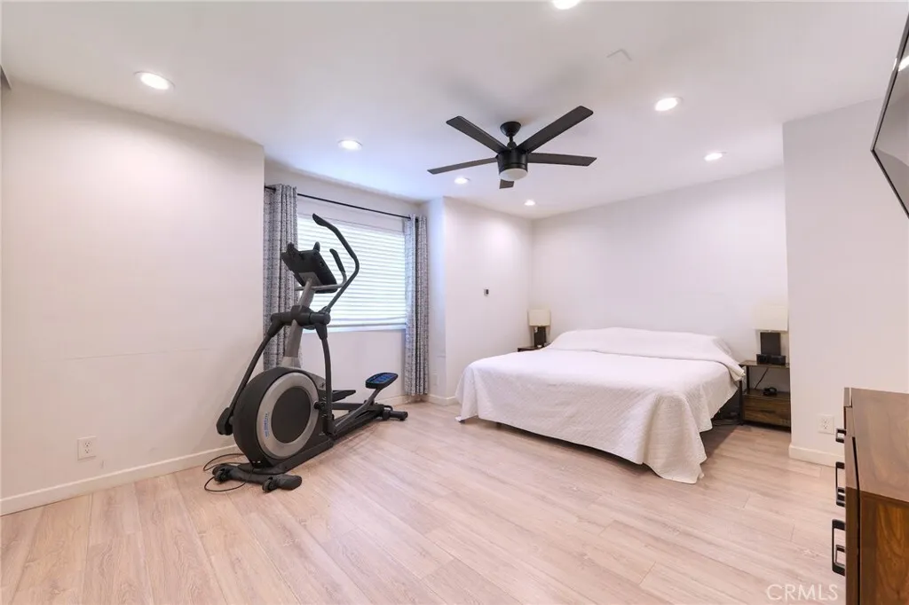 선벨리 콘도
						방3 화장실2, 약 1400 sf,  2 side by side parking, 발코니, new HVAC Unit, 게이트단지
						콘도  Sun Valley CA's preview 3