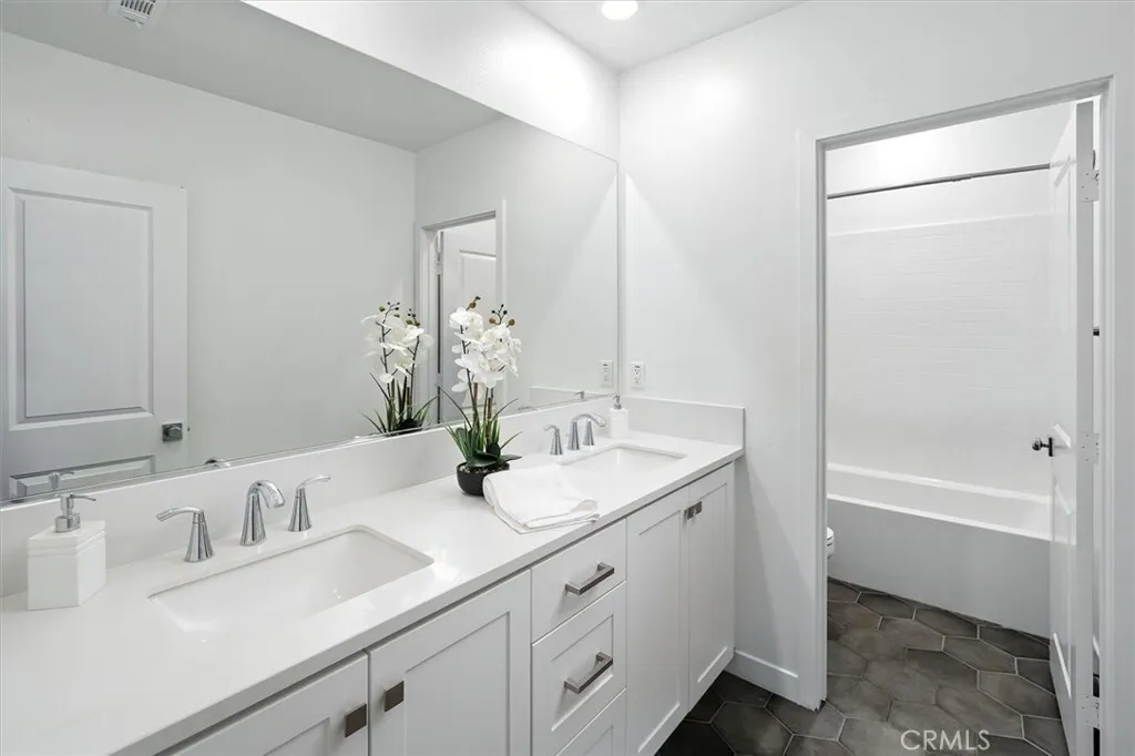 발렌시아 타운홈 
						2022년생, 방3 화장실3, 약 1950 sf, 오픈구조, 넓은 웍인 클라셋, 발코니, Attached Garage
						콘도  Valencia CA's preview 2