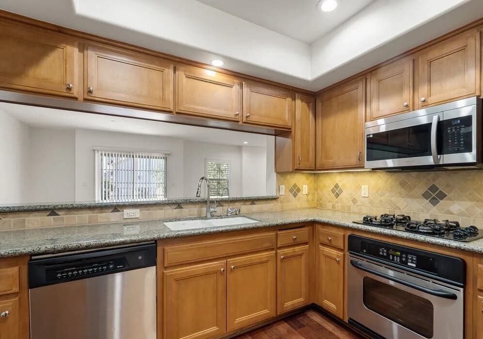 한인타운 콘도
						2005년생, 방3 화장실3, 약 1900 sf, 오픈구조, 웍인 클라셋, 밝고 환함, 발코니 2개
						콘도  Los Angeles CA's preview 0