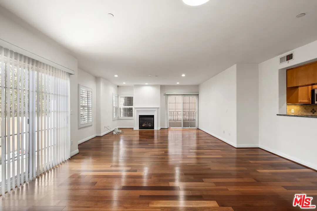 한인타운 콘도
						2005년생, 방3 화장실3, 약 1900 sf, 오픈구조, 웍인 클라셋, 밝고 환함, 발코니 2개
						콘도  Los Angeles CA's preview 1