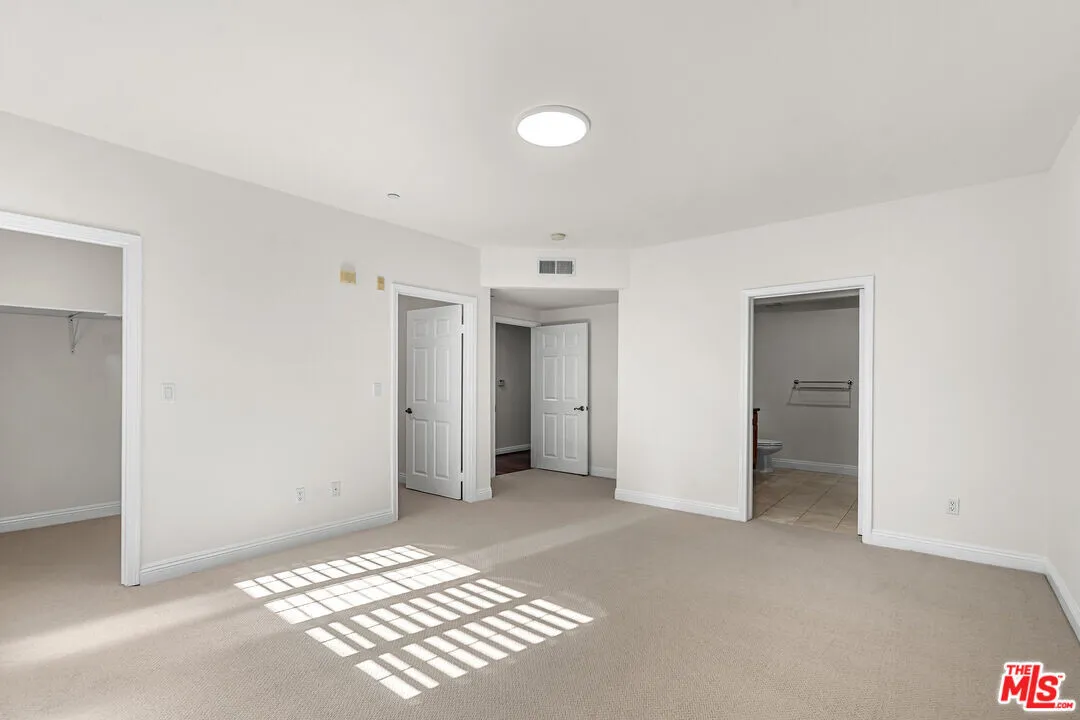 한인타운 콘도
						2005년생, 방3 화장실3, 약 1900 sf, 오픈구조, 웍인 클라셋, 밝고 환함, 발코니 2개
						콘도  Los Angeles CA's preview 2